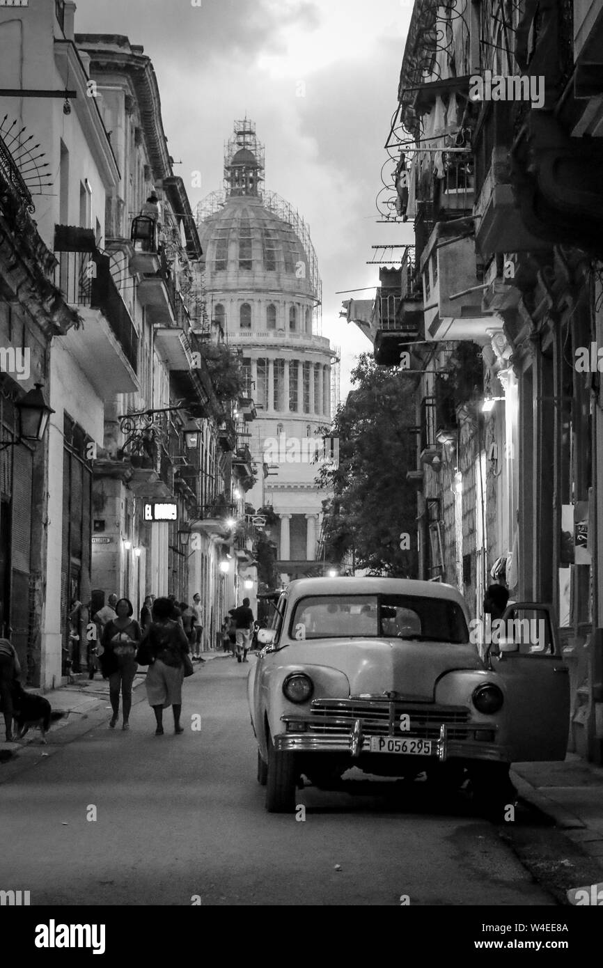 Straße, die zu dem Capitolio der Havanna in Kuba Stockfoto