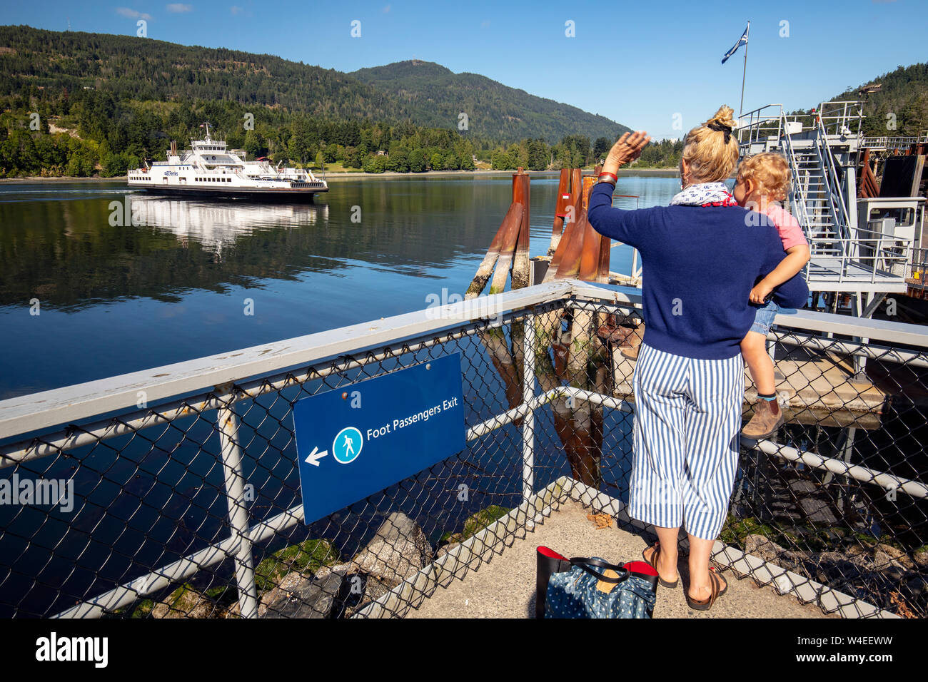 Frauen und Kind beobachten BC Ferries Skeena Königin Fulford Ankunft im Hafen - Salt Spring Island, British Columbia, Kanada Stockfoto