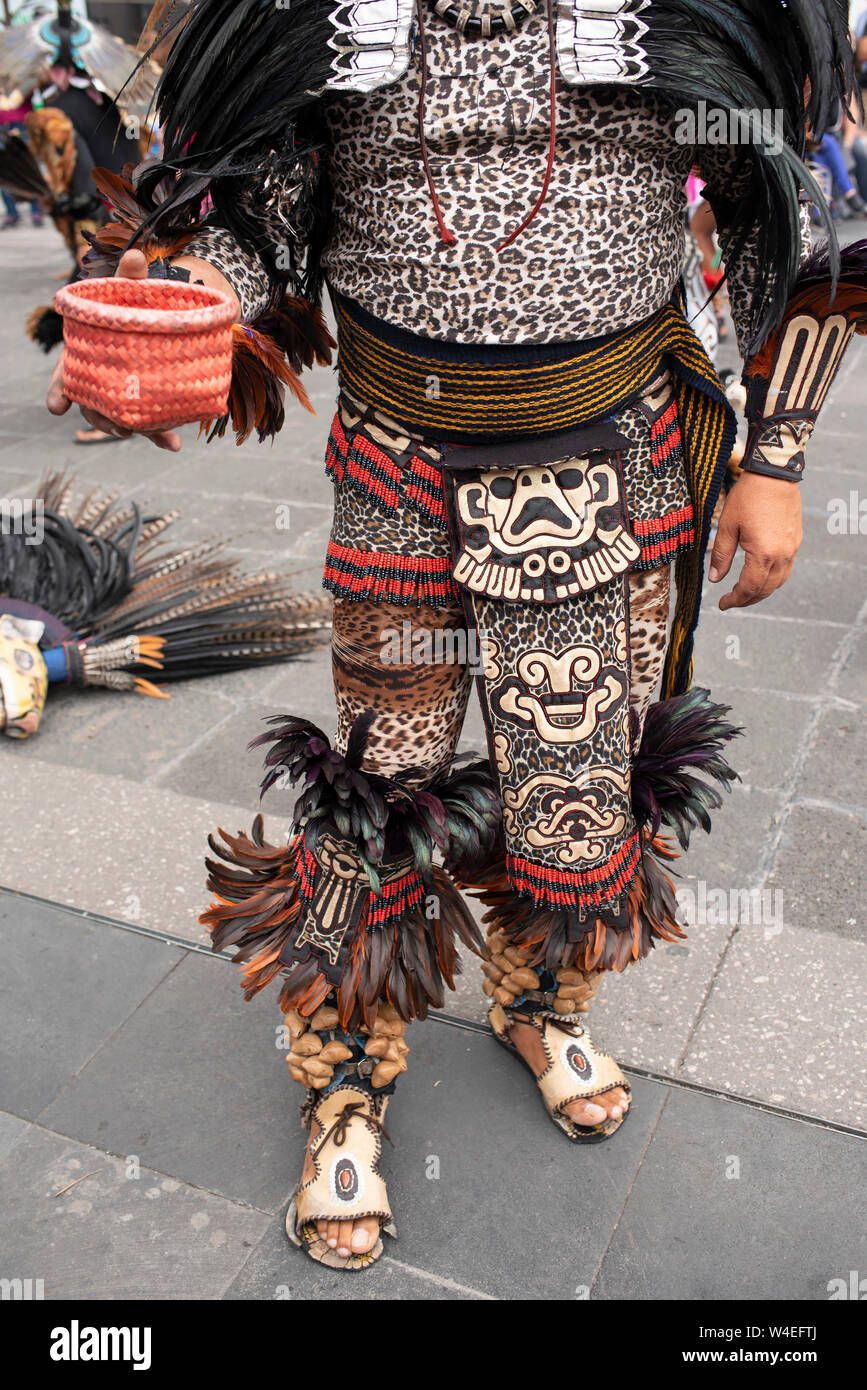 Aztec Tänzerin in seinem Kostüm mit Saatgut Rasseln um seine Knöchel gebunden. Zocalo, Mexico City, CDMX, Mexiko. Jun 2019 Stockfoto