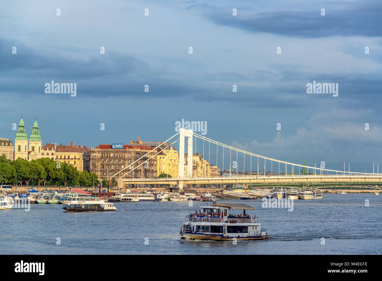 BUDAPEST, Ungarn - 28. Juni: Sehenswürdigkeiten Boot vorbei an der Donau in Budapest, Ungarn, am 28. Juni 2018 Stockfoto