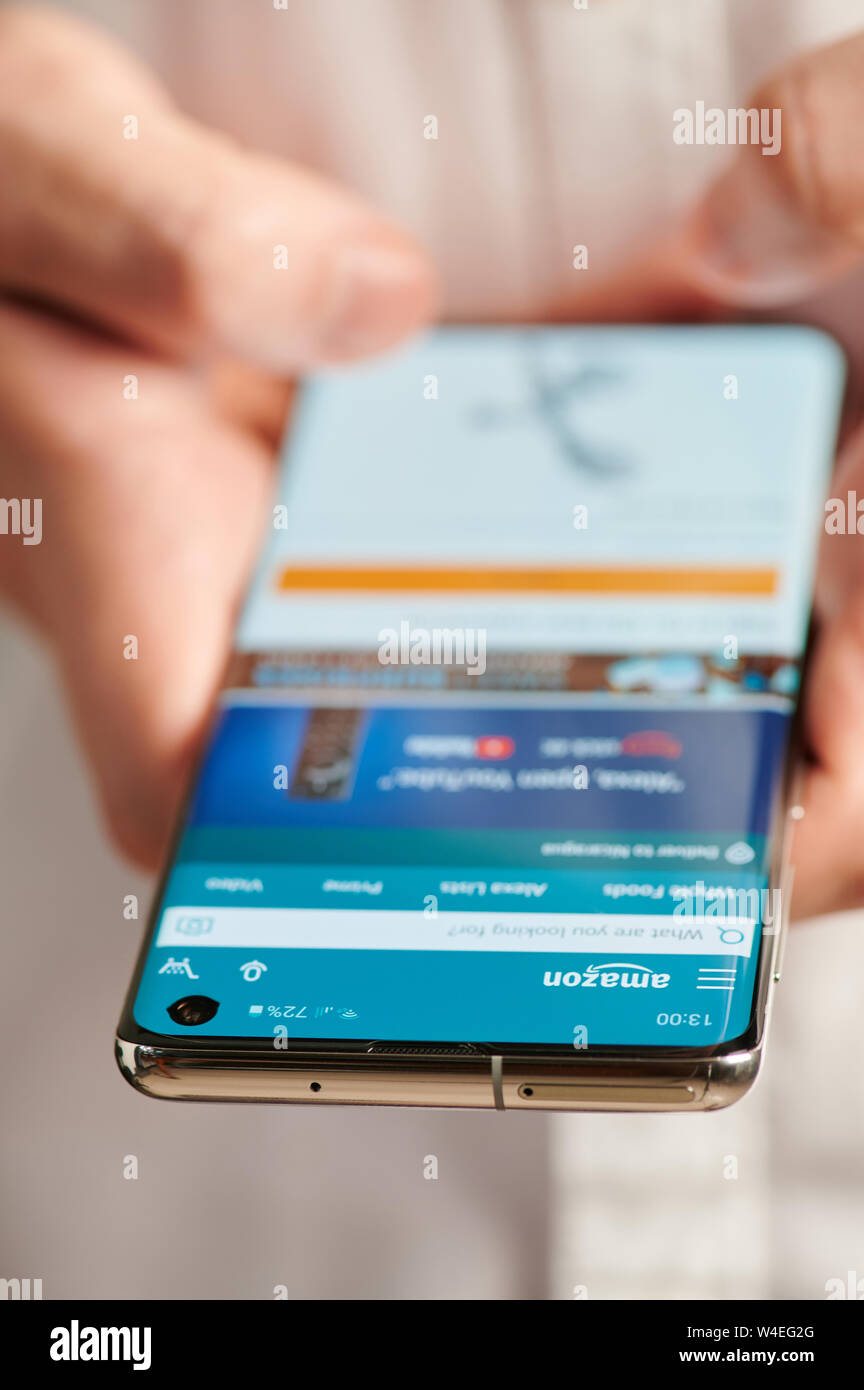 New York, USA - 22. Juli 2019: Mit Amazon mobile App, Nahaufnahme, Hände smartphone Stockfoto
