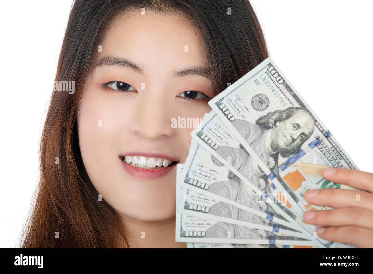 Schöne Chinesisch-amerikanische Frau mit amerikanischem Geld posiert isoliert auf weißem Hintergrund Stockfoto