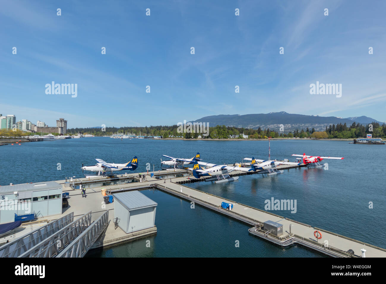 Vancouver Harbor Flight Centre an einem sonnigen, klaren Tag und Stanley Park im Hintergrund. Stockfoto