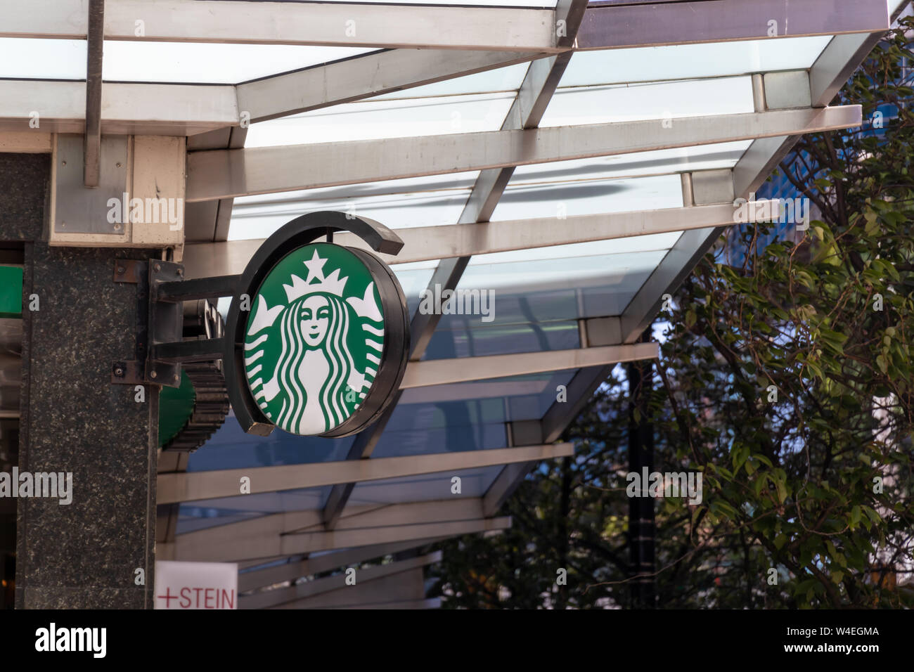 Starbucks Coffee Schild hängt an einer Straßenecke in der Innenstadt von Vancouver, BC. Stockfoto