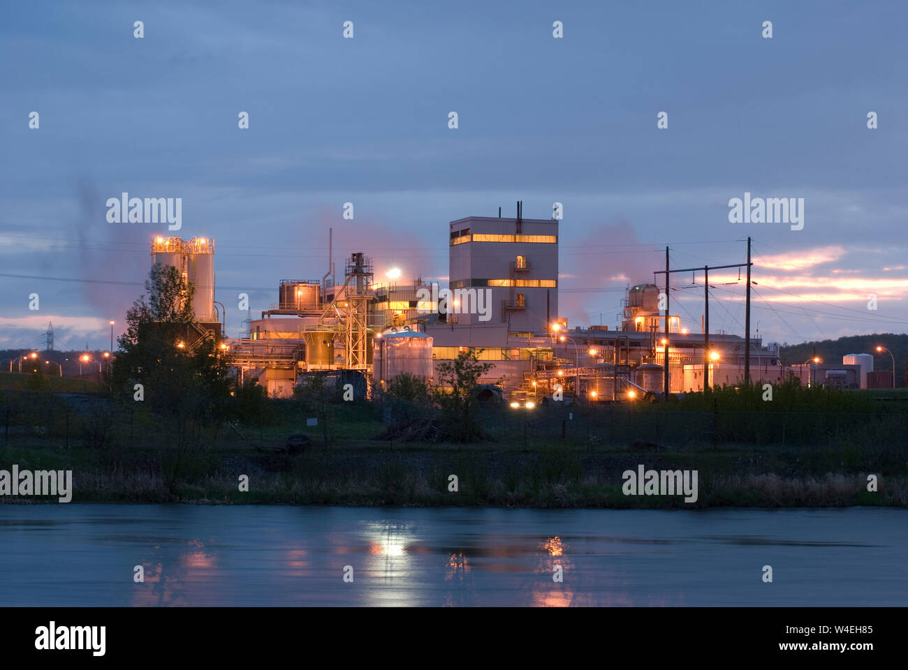Industrielle äußere Gebäude bei Nacht Stockfoto