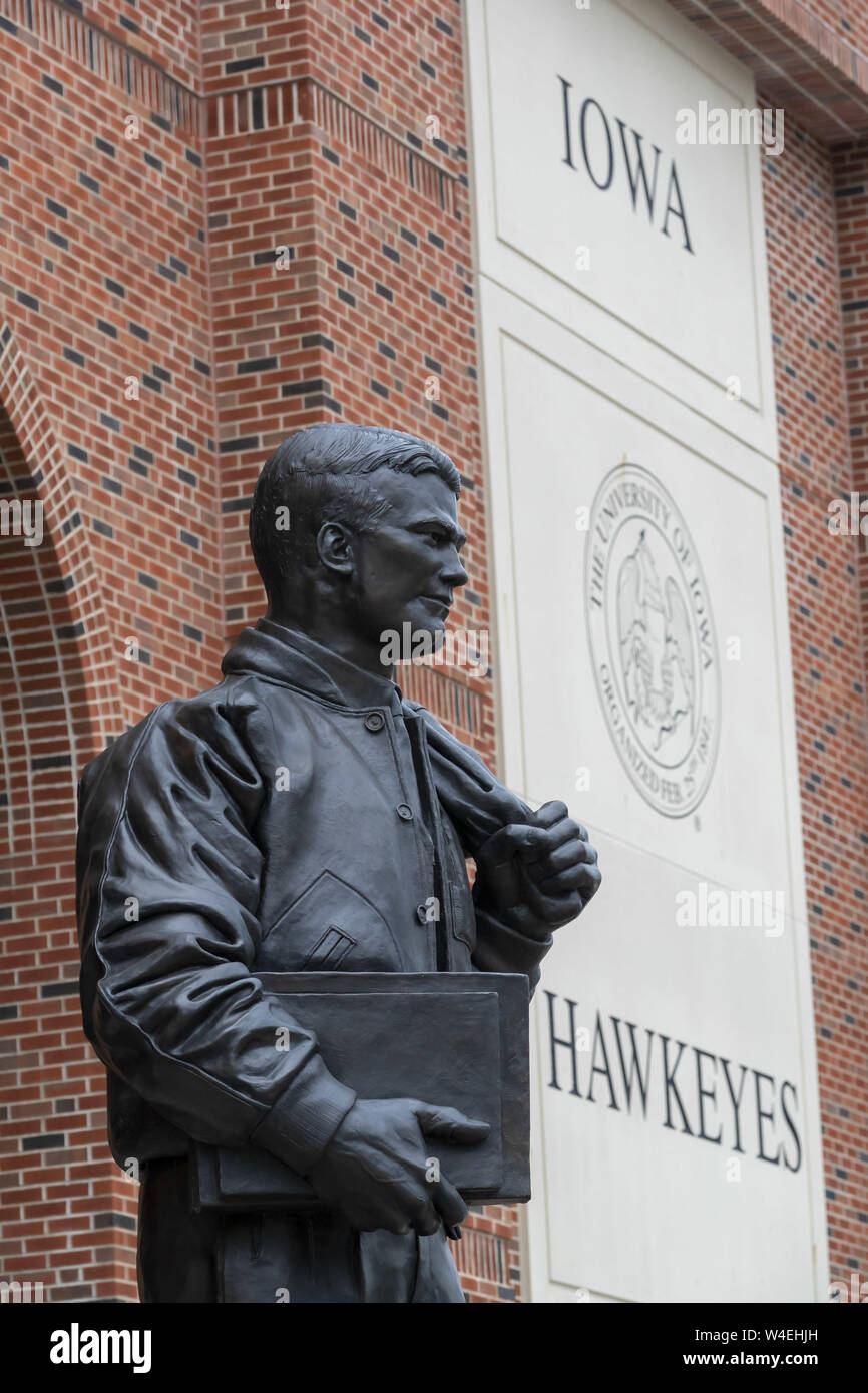 Iowa City, Iowa, USA. 21. Juli, 2019. Statue von Nil Clarke Kinnick jr., war ein Schüler und ein College Football Spieler an der Universität von Iowa. Er gewann den 1939 Heisman Trophy und starb während beim Dienen als Naval Aviator im Zweiten Weltkrieg. (Bild: © Walter G Arce Sr Schleifstein Medi/ASP) Stockfoto