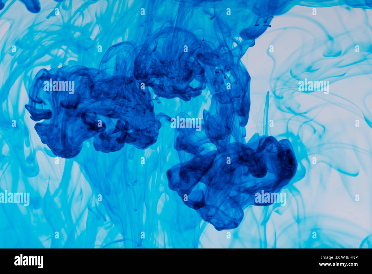 Wolke von Tinte in Wasser auf weißem Hintergrund Stockfoto