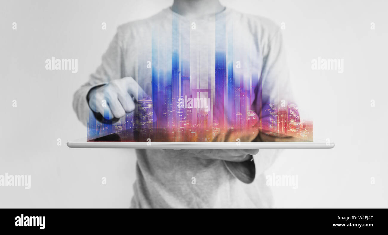 Futuristische Mann mit digitalen Tablet mit farbenfrohen, modernen Gebäude Hologramm, auf weißem Hintergrund Stockfoto