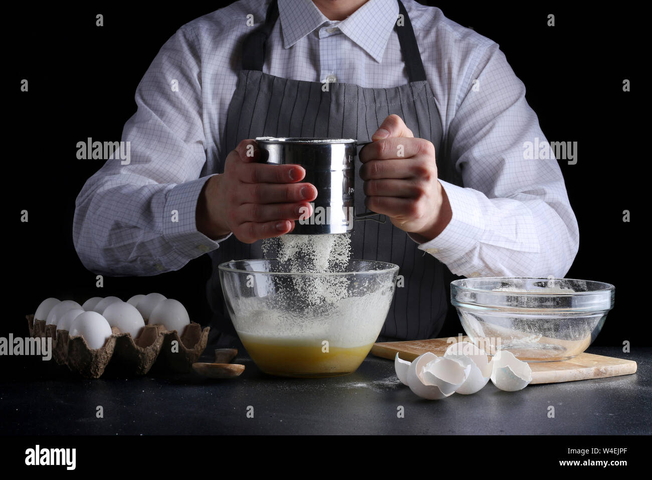 Sichten Mehl auf dunklem Hintergrund. Rezept Kuchen oder Kuchen machen Konzept. Stockfoto