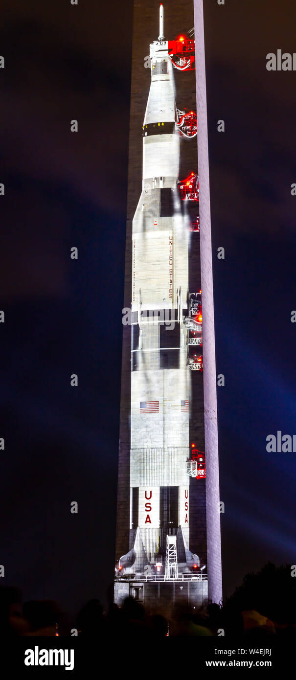 Apollo 11 Saturn V Rakete projiziert auf das Washington Monument in der National Mall zum Gedenken an die Mondlandung 50. Jahrestag 20. Juli 2019. Stockfoto