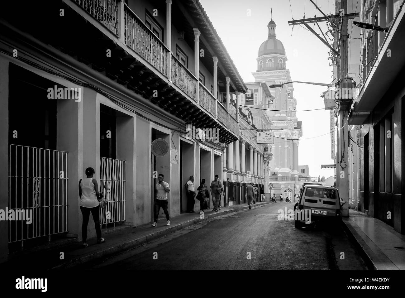 Straße die zum Parque Cespedes und die Kathedrale von Santiago de Cuba Stockfoto