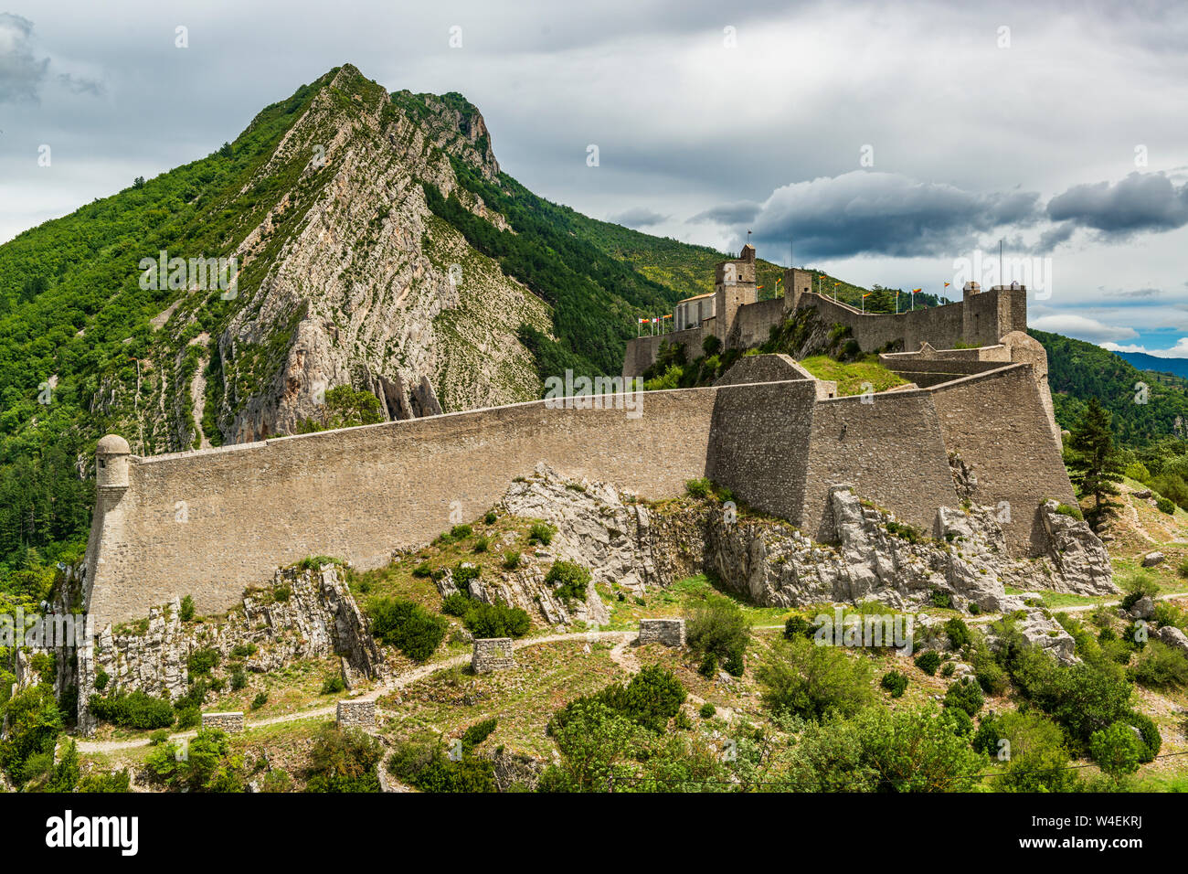 Erstaunliche Festung Sisteron. Alte Burg mit Verteidigung Wände in das Bergtal in der Provence, Frankreich Stockfoto