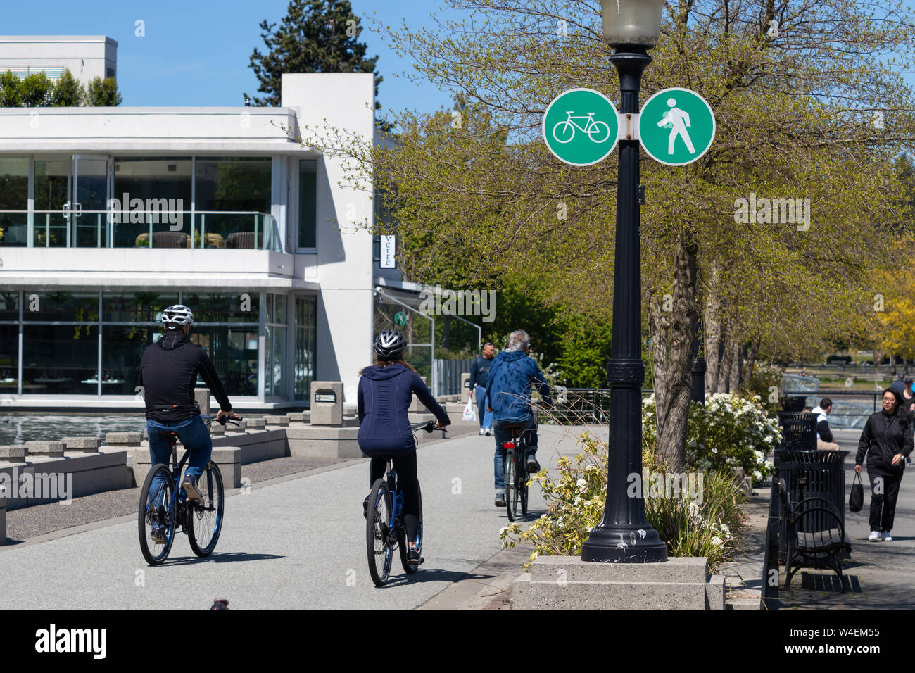 Fahrradweg und Wanderweg am Wasser in der Innenstadt von Vancouver, BC am Frühlingstag. Stockfoto