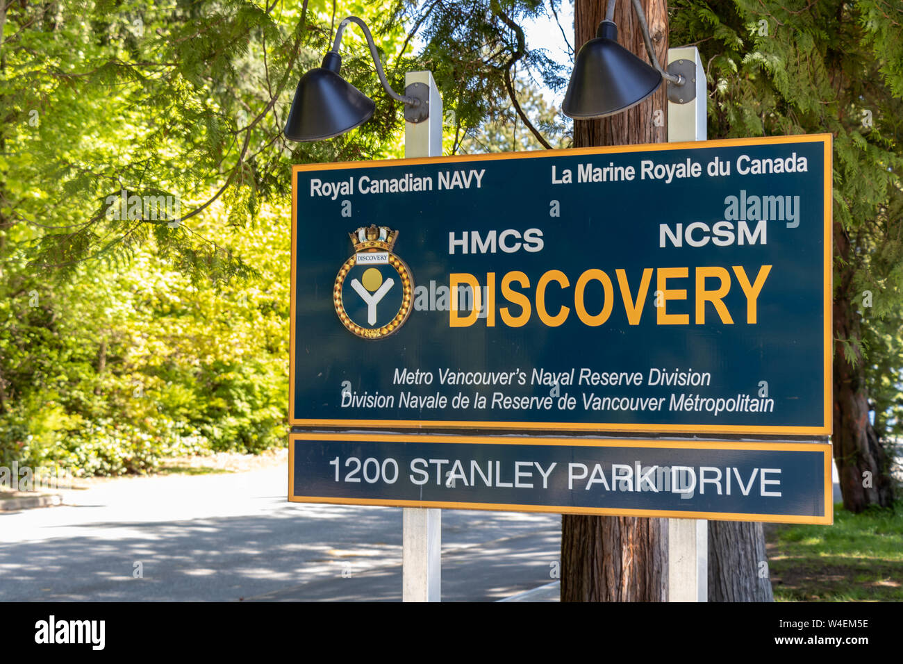 Schild zur Royal Canadian Navy HMCS Discovery Base am Eingang am Stanley Park Drive 1200 im Hafen von Vancouver. Stockfoto