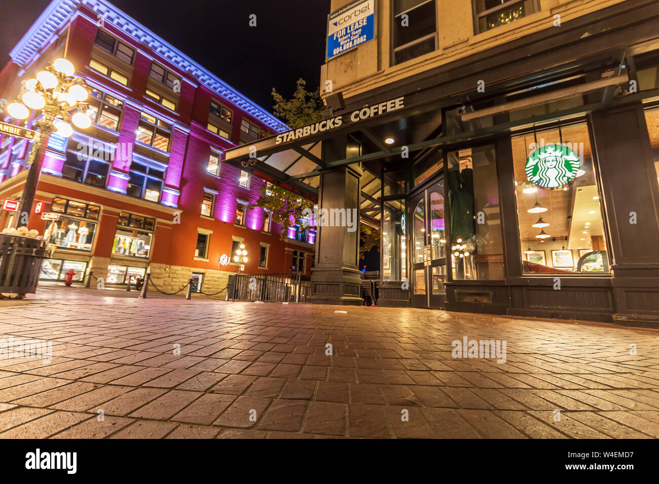 Starbucks Coffee Shop an der Ecke Wasser St. und Cambie St. in Gastown, Downtown Vancouver, BC in der Nacht. Stockfoto