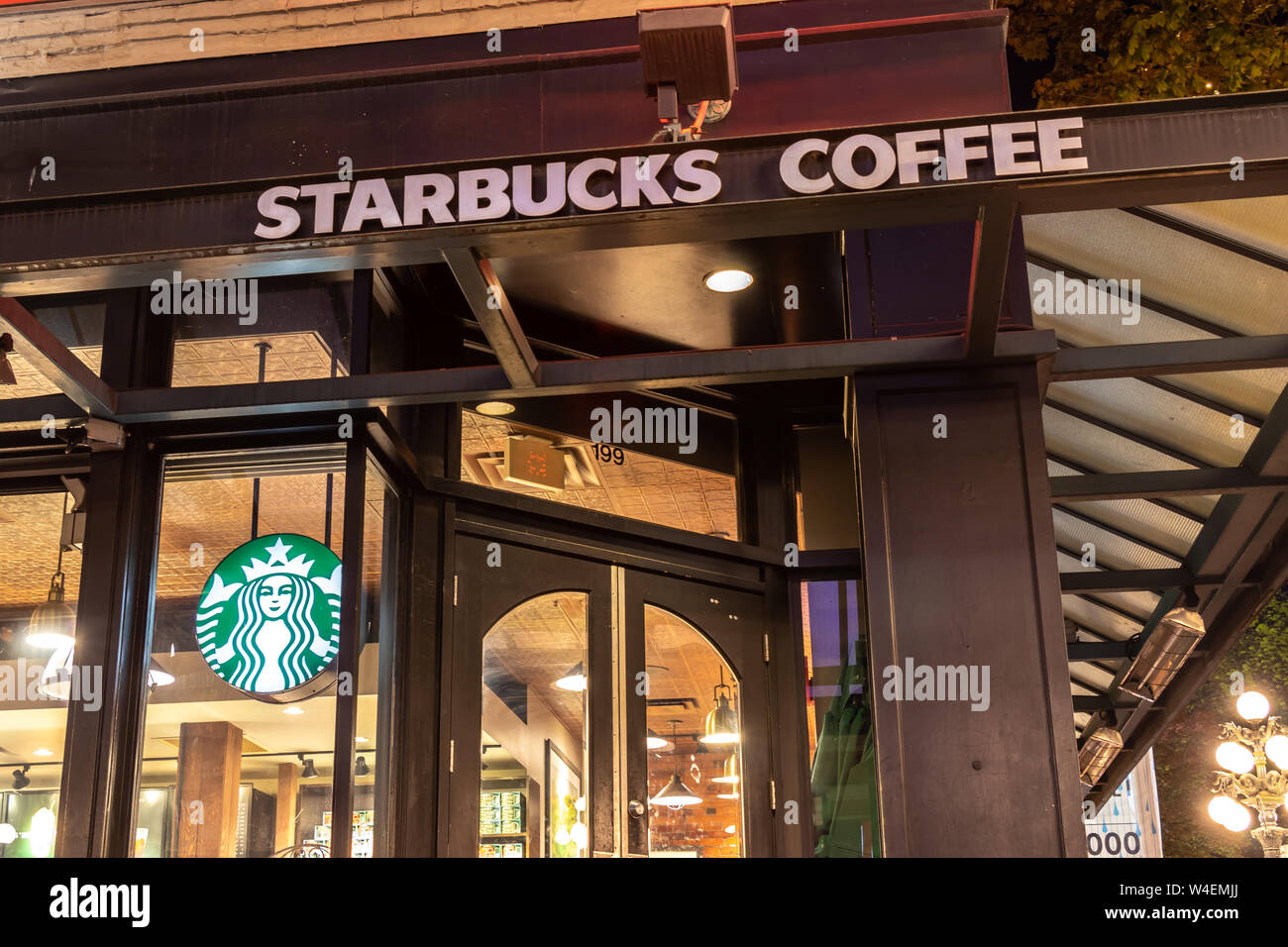 Starbucks Coffee Shop in Gastown, Downtown Vancouver, BC in der Nacht. Stockfoto