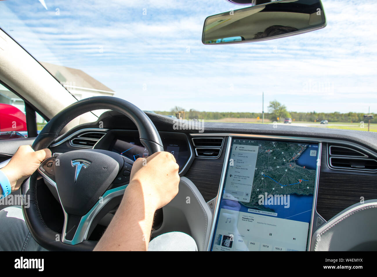 Tesla Bildschirm Schwarz