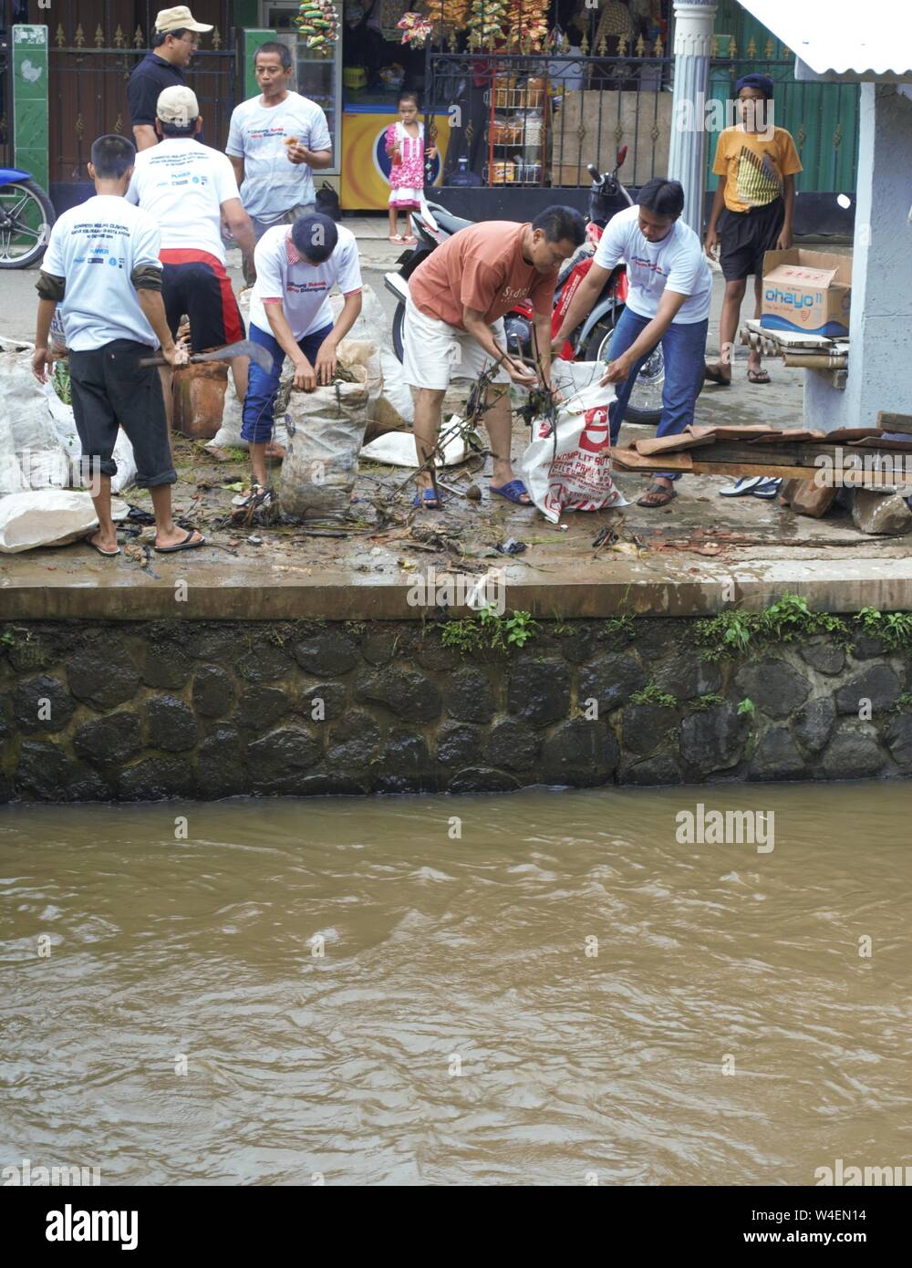 Bogor, West Java, Indonesien - Juli 2019: Menschen arbeiten zusammen, sammeln Müll in ihrer Nachbarschaft. Stockfoto