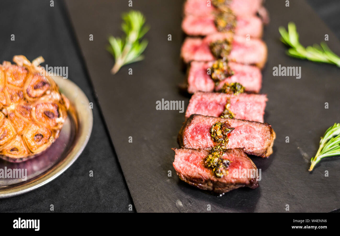 New York Strip Steak zu Rindfleisch mit garniert und Gewürze Stockfoto