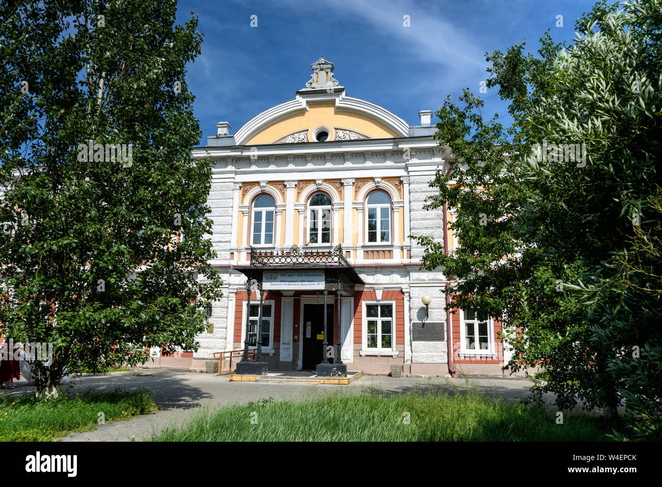 Russland, Irkutsk - 6. Juli 2019: Baufakultät für Biologie und Bodenkunde. Tichwinski oder Kirowplatz Stockfoto