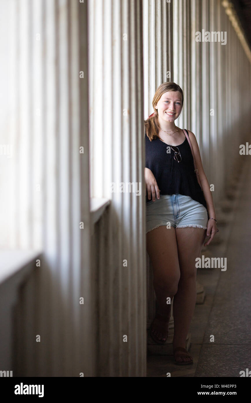 Eine junge weibliche kaukasischen Modell posiert für Fotos in der Stoa des Attalos in die Antike Agora von Athen, Griechenland. Stockfoto