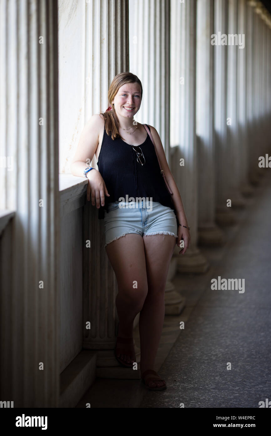 Eine junge weibliche kaukasischen Modell posiert für Fotos in der Stoa des Attalos in die Antike Agora von Athen, Griechenland. Stockfoto