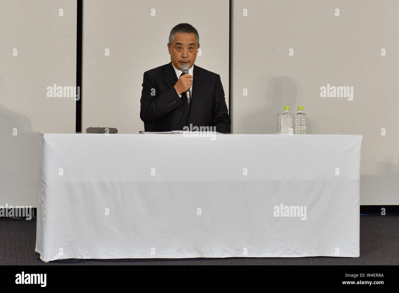 Yoshimoto Kogyo Co. Präsident Akihiko Okamoto nimmt an einer Pressekonferenz in Tokio, Japan am 22. Juli 2019. Okamoto sagte, daß seine Firma Strafe von zwei populäre Schauspieler über ihre bezahlten Aussehen für antisoziale Gruppe einfahren würde. Quelle: LBA/Alamy leben Nachrichten Stockfoto