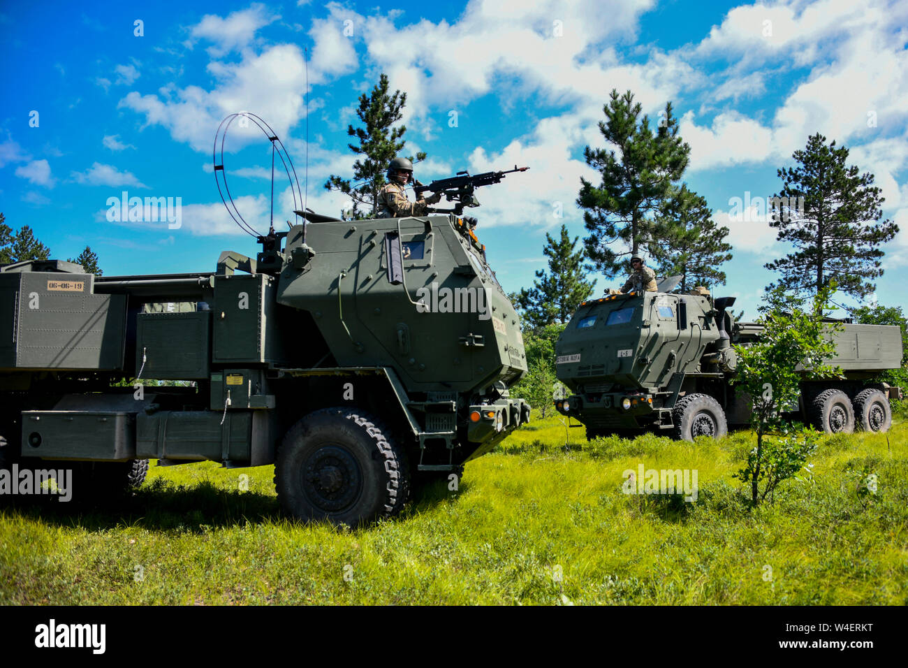 Der 182 Field Artillery launcher Chief, Ausleger Kommandant und Richtschütze team Hohe Mobilität Artillerie Rakete feuern auf Übung Northern Strike 19 im Lager Äsche, Michigan Juli 22, 2019 zu führen. Northern Strike19 ist ein National Guard Bureau - geförderte Übung vereint Service Mitglieder aus mehr als 20 Staaten, mehrere Service Niederlassungen und zahlreichen Koalition Ländern während der letzten zwei Wochen im Juli 2019 in Camp Äsche gemeinsame Manöver Training Center und die alpena Combat Readiness Training Center, beide im nördlichen Michigan gelegen und durch die Michigan National Guard betrieben. Die acc Stockfoto