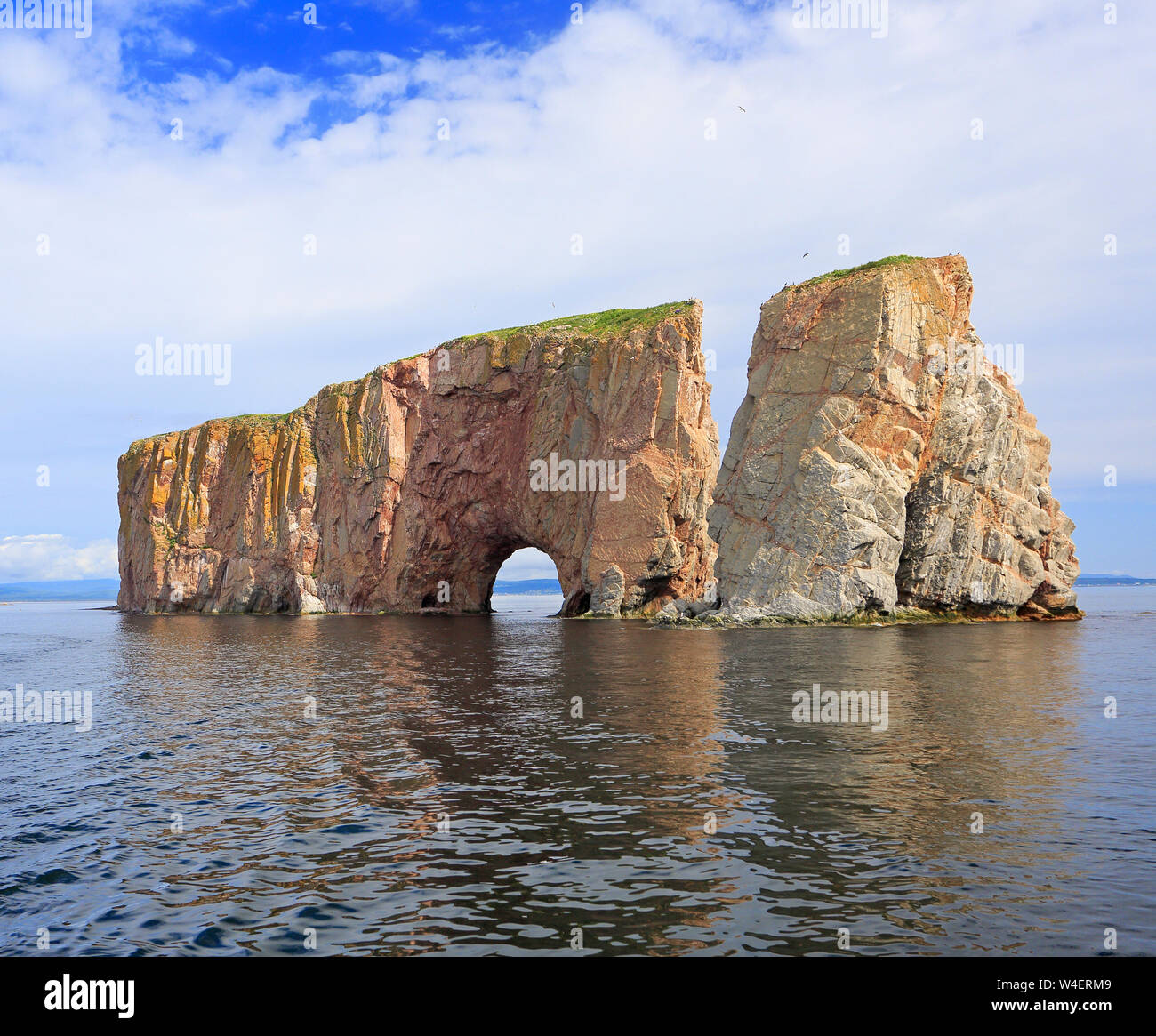 Percé Rock gesehen vom Meer, Atlantik, Quebec, Kanada Stockfoto