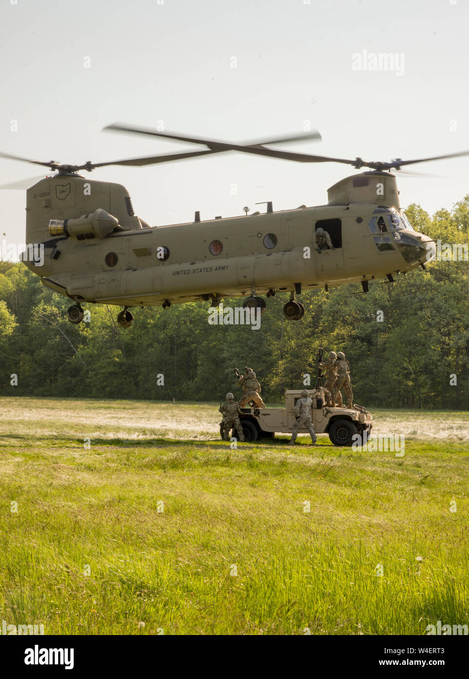 Soldaten mit der 237Th Support Bataillon ein Fahrzeug unter einem CH-47 Chinook Hubschrauber von B Unternehmen verbinden, 3. Battalion, 238Th Aviation Regiment 19. Mai 2019, am Lager James A. Garfield gemeinsamen militärischen Training Center in der Nähe von Newton Falls, Ohio. Diese Einheiten durchgeführt umfassende Ausbildung in Schlinge Ladevorgänge, die stark Ohio National Guard combat Support und Katastrophenhilfe Reaktionsfähigkeit erhöht. Stockfoto