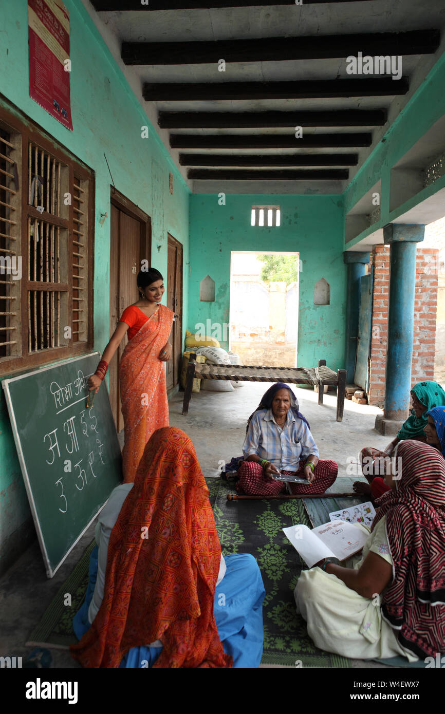 Indische weibliche Lehrer unterrichten Erwachsene Schüler in einer Klasse Stockfoto