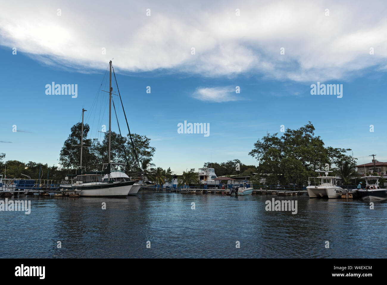 Segel- und Motorboote im Hafen von Pedregal kurz vor der Mündung des Flusses platanal im pazifischen Ozean Panama 2. Stockfoto