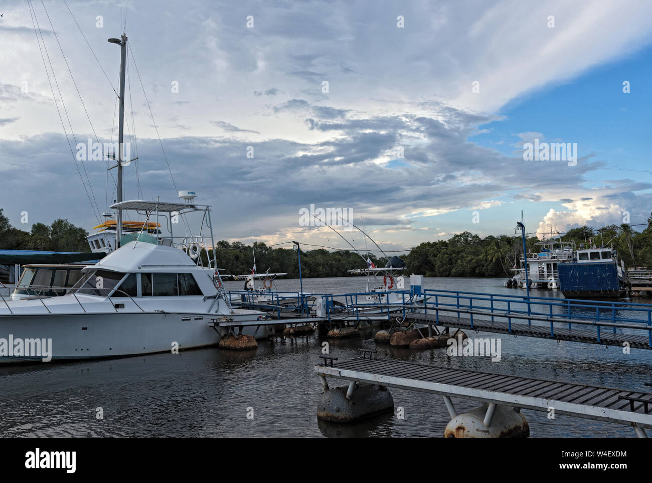 Segel- und Motorboote im Hafen von Pedregal kurz vor der Mündung des Flusses platanal im pazifischen Ozean Panama 2. Stockfoto