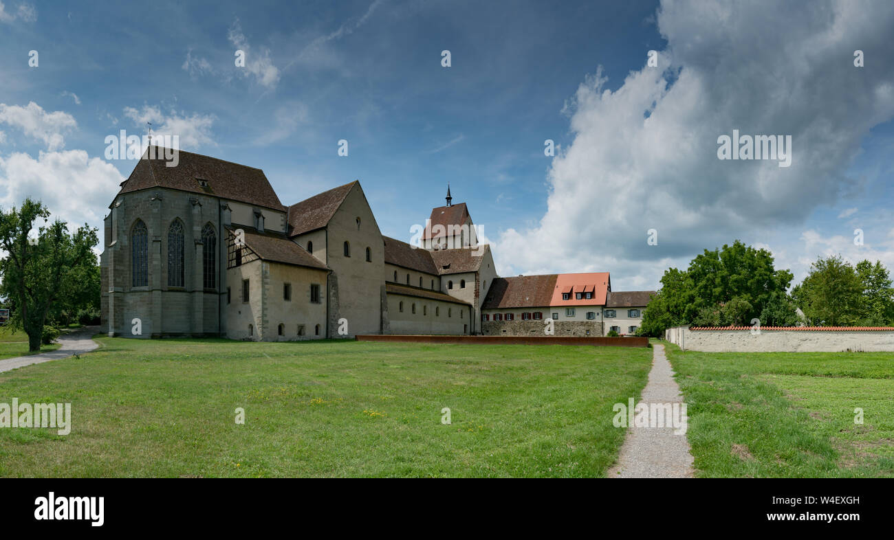 Reichenau-Oberzell, BW/Deutschland - vom 21. Juli 2019: Panorama Blick auf das historische Kloster auf der Insel Reichenau am Bodensee Stockfoto