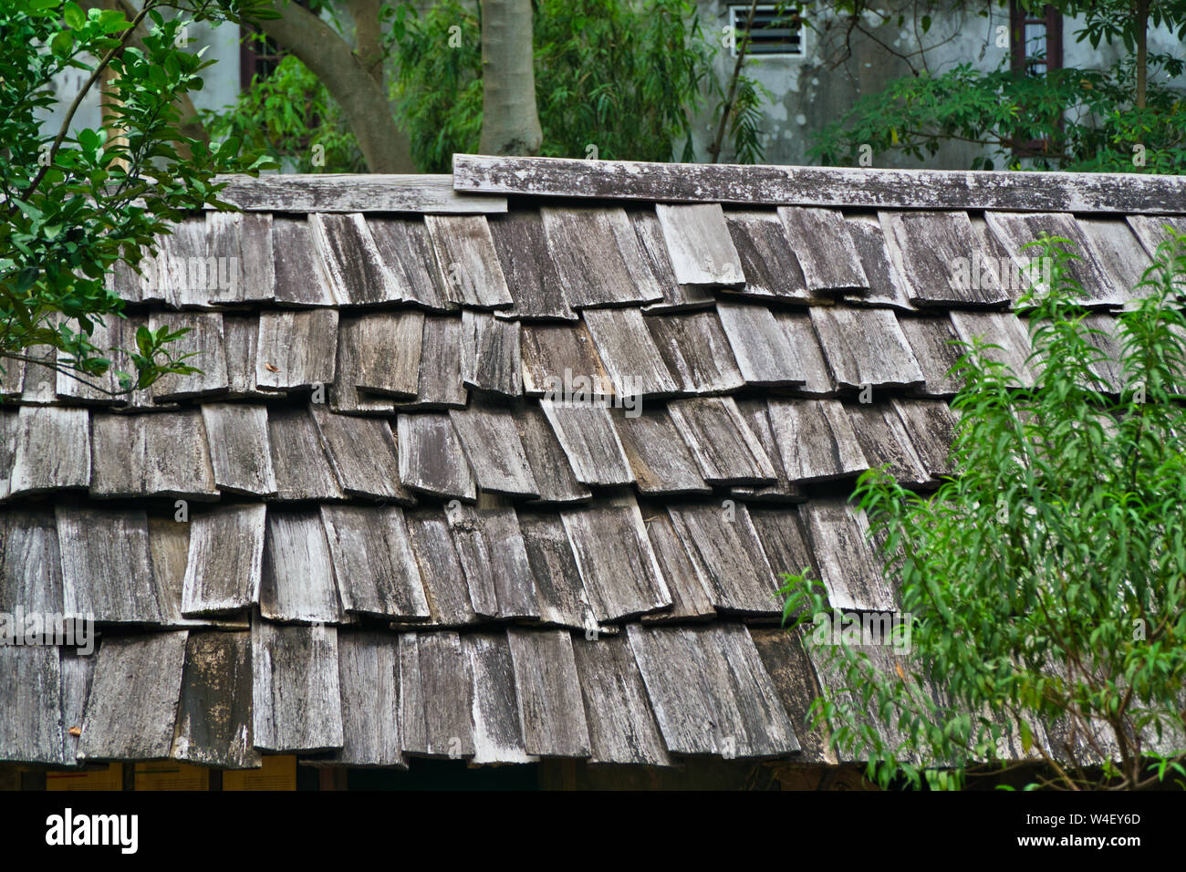 Holz- Dach. Im Gegensatz zu Solarzellen auf dem Dach. Diese Dach ist veraltet, weil der Brandgefahren. Stockfoto