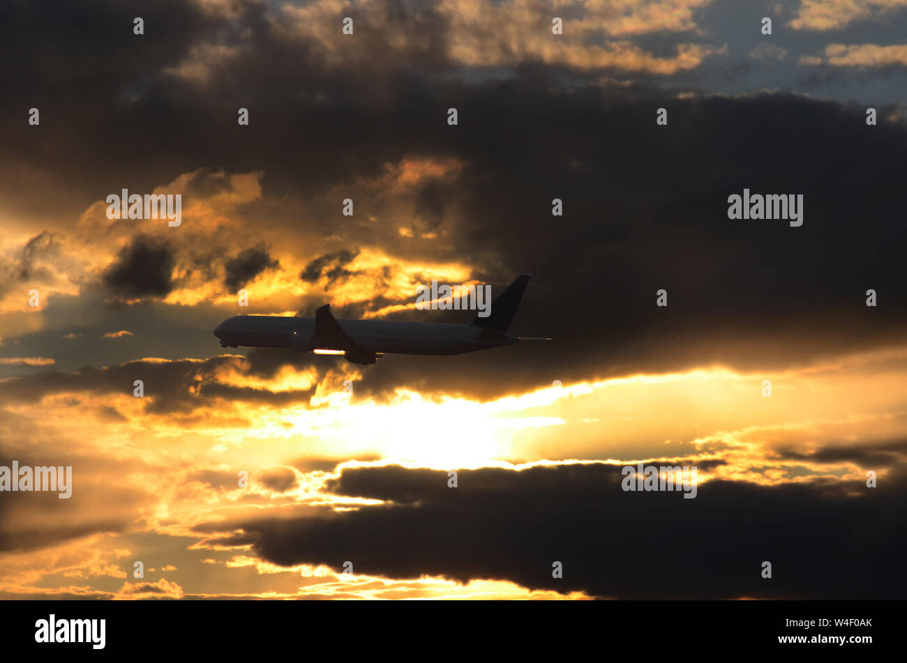 FLUG 419: Kommerzielle Flugzeuge fliegen vom Flughafen Newark in den Abendhimmel. Stockfoto