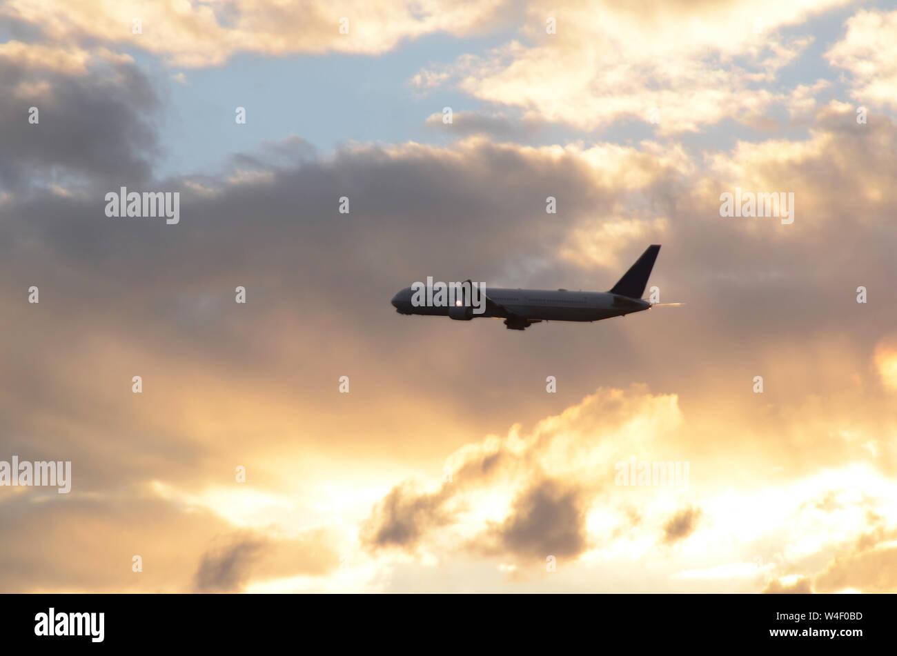 FLUG 419: Kommerzielle Flugzeuge fliegen vom Flughafen Newark in den Abendhimmel. Stockfoto