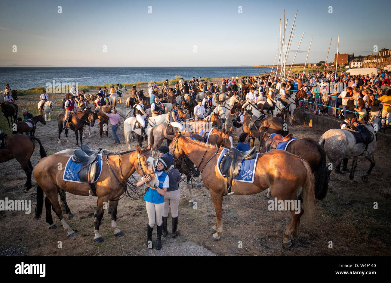 Reiter und ihre Pferde nach der Teilnahme in der Verfolgung der Kreuzfahrer in der Dämmerung auf Musselburgh Strand am Anfang der Woche - lange Musselburgh Festival. Stockfoto