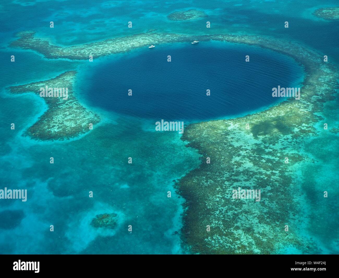 Die große Blue Hole aus der Luft. Lighthouse Reef und Caye/Cay aus Belize Küste. Unterwasser Cenote Höhle eingestürzt. Kalkstein Höhle. Stockfoto