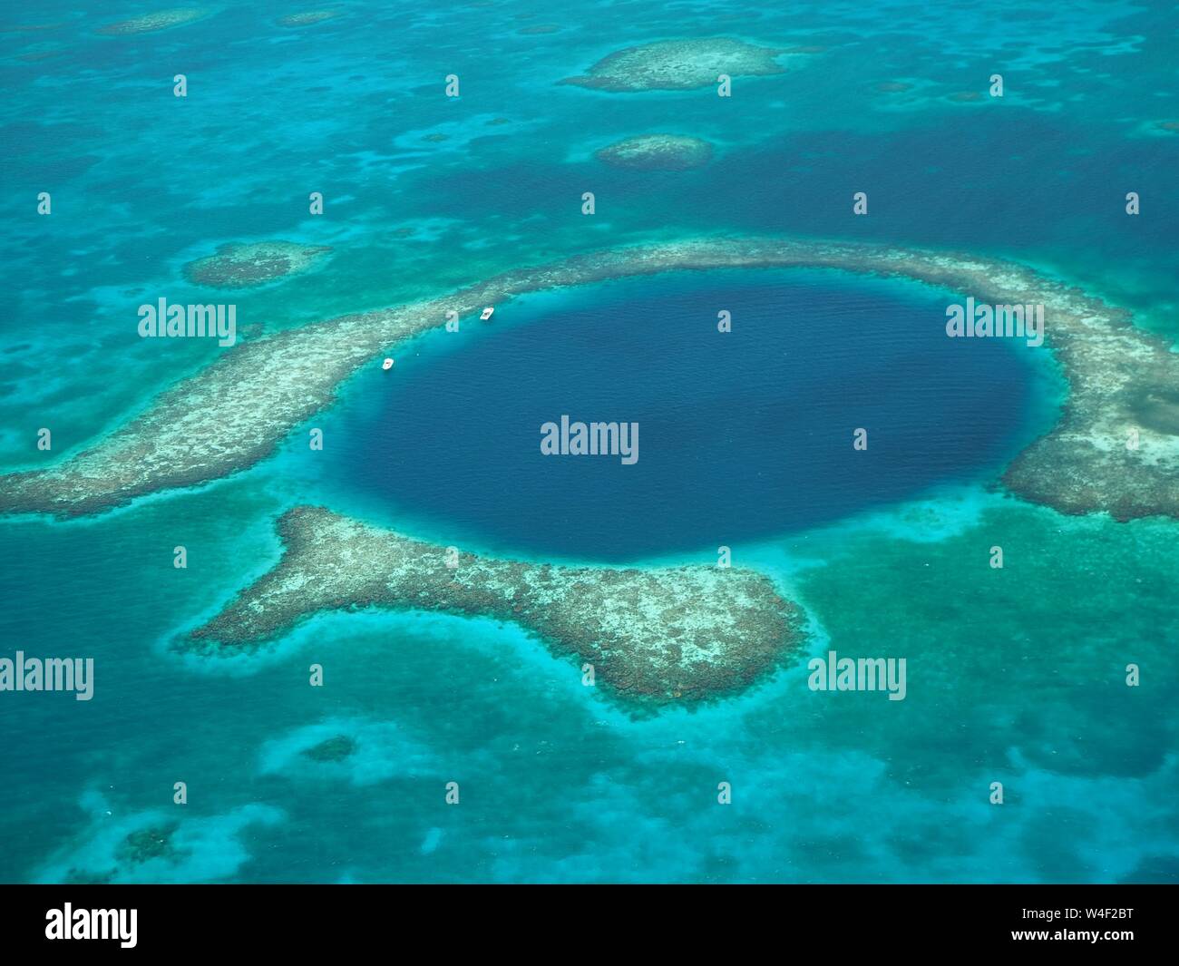 Die große Blue Hole aus der Luft. Lighthouse Reef und Caye/Cay aus Belize Küste. Unterwasser Cenote Höhle eingestürzt. Kalkstein Höhle. Stockfoto