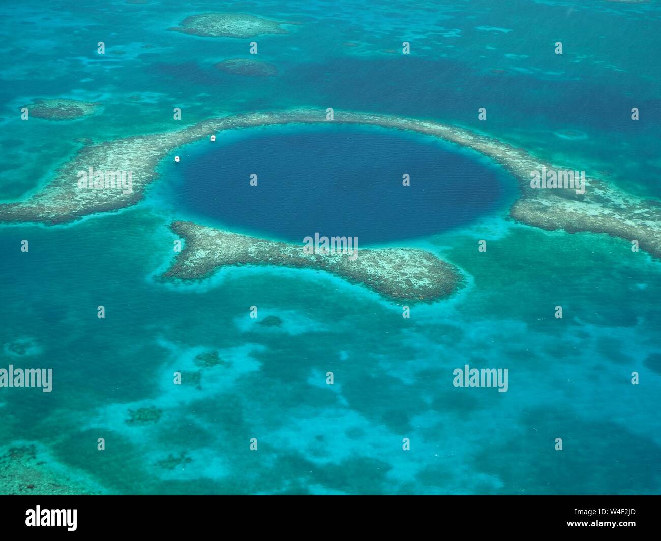 Die große Blue Hole aus der Luft. Lighthouse Reef und Caye/Cay aus Belize Küste. Unterwasser Cenote Höhle eingestürzt. Kalkstein Höhle. Stockfoto