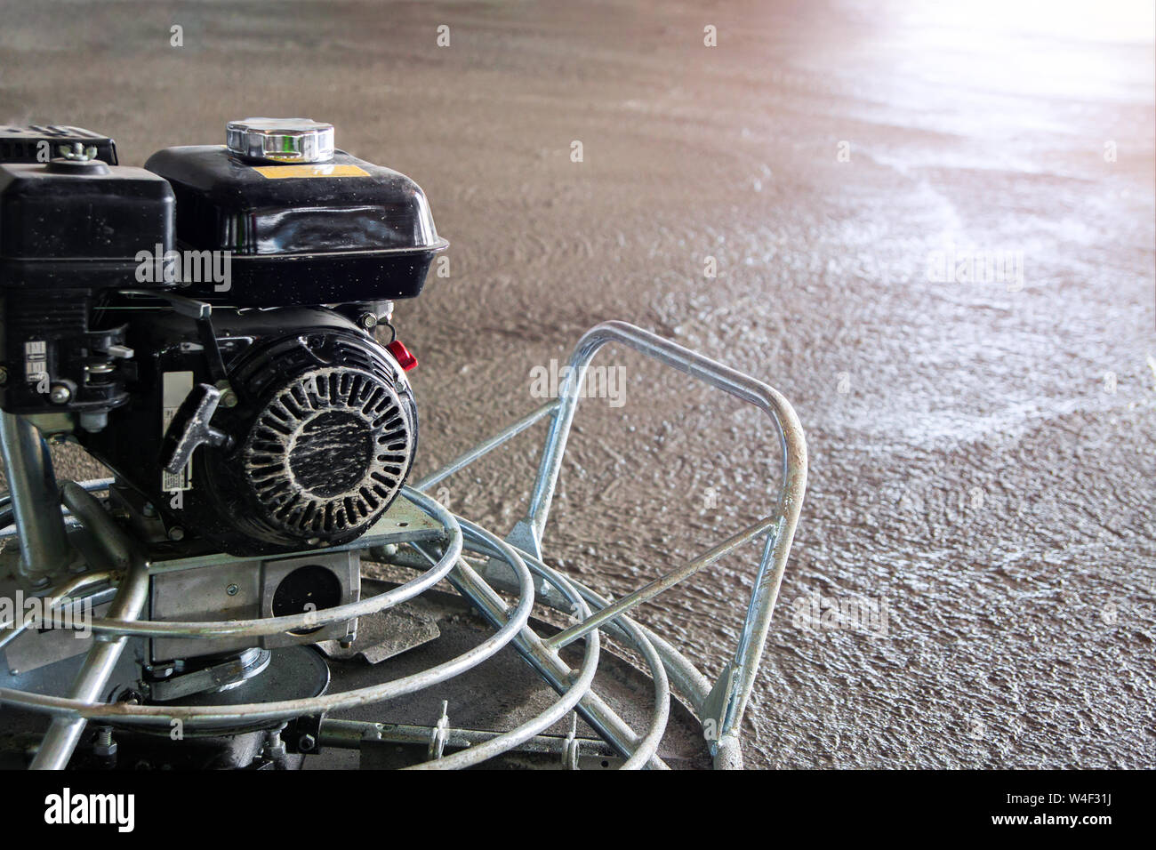 Power float Grinder Maschine auf nassem Beton Hintergrund closeup Shot mit selektiven Fokus und Boke verwischen. Stockfoto