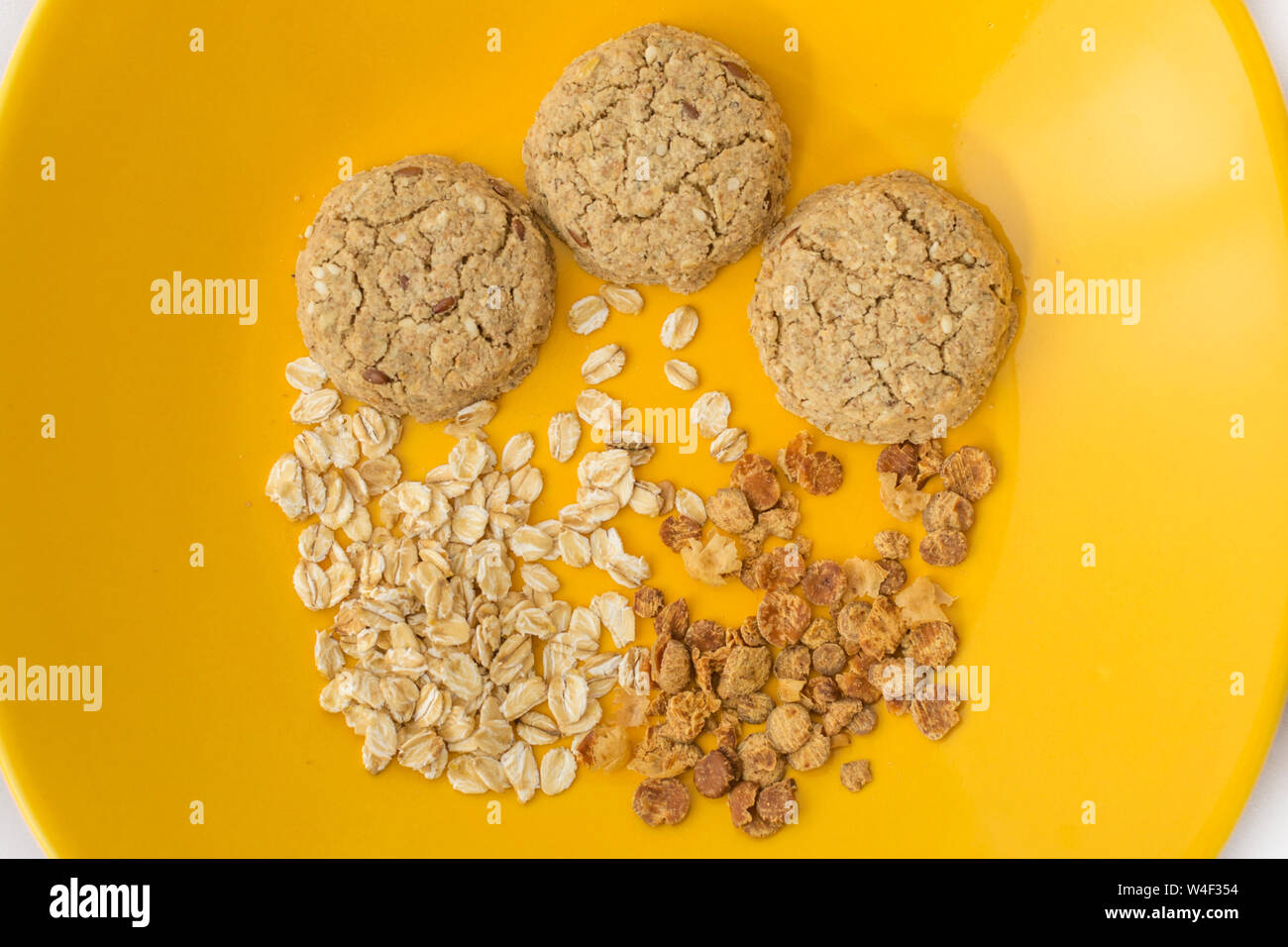 Gesunde süße Nachspeise Snack mit Getreide und Cookies auf ein gelbes Schild. Close Up und selektiven Fokus. Stockfoto