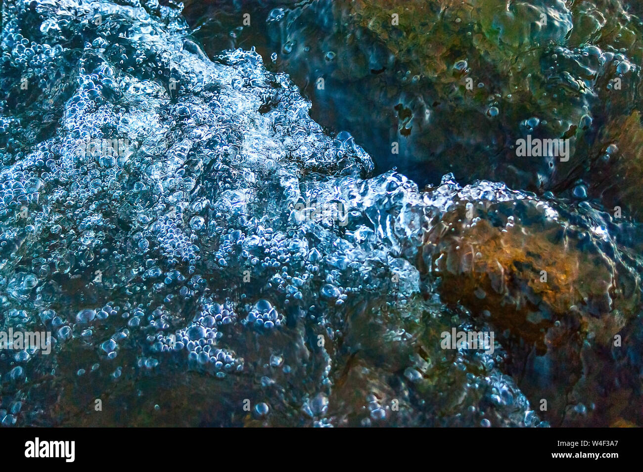 Wildwasser, Spritzer der Fluß über die Felsen mit einem hohen Strom. Stockfoto