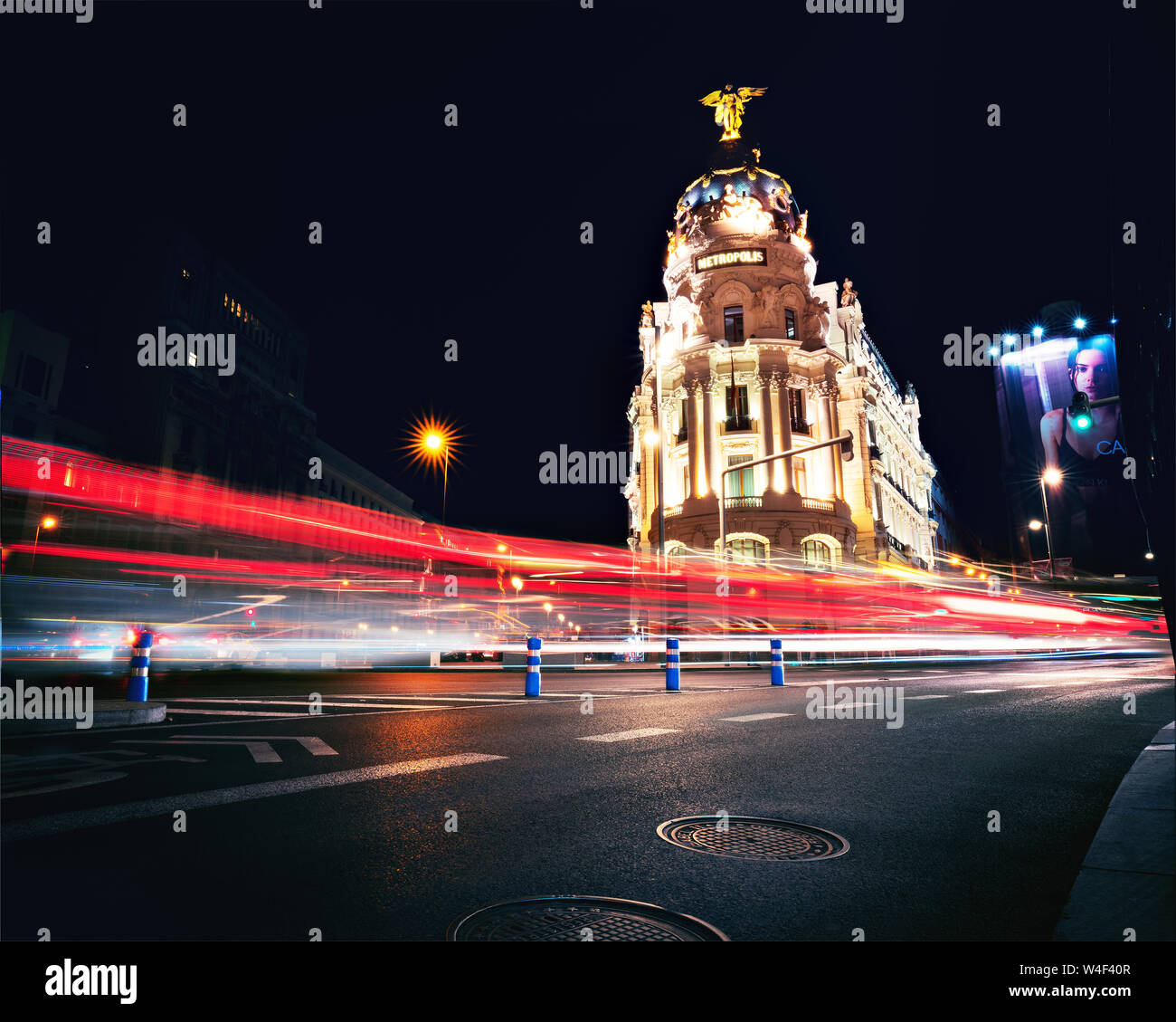 Gran über Straße bei Nacht - Madrid, Spanien Stockfoto