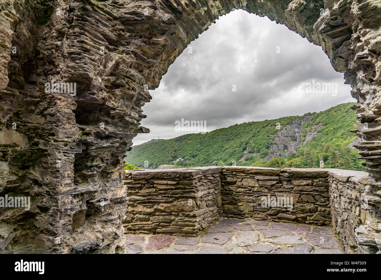 Ein Blick durch den Torbogen von Dolbardan Schloss, Llanberis, North Wales Stockfoto