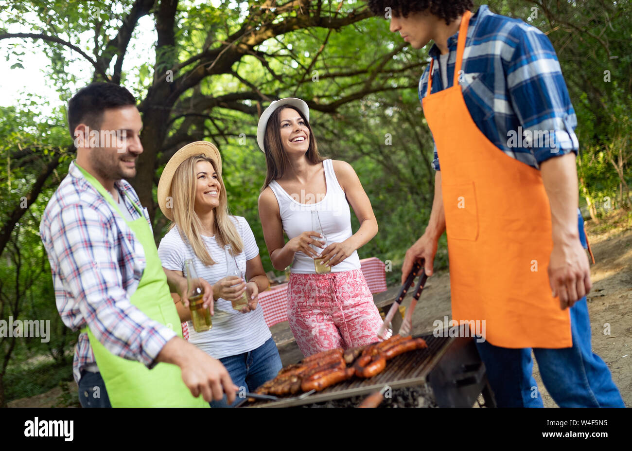 Freunde in einem Grillfest in der Natur mit Spaß Stockfoto