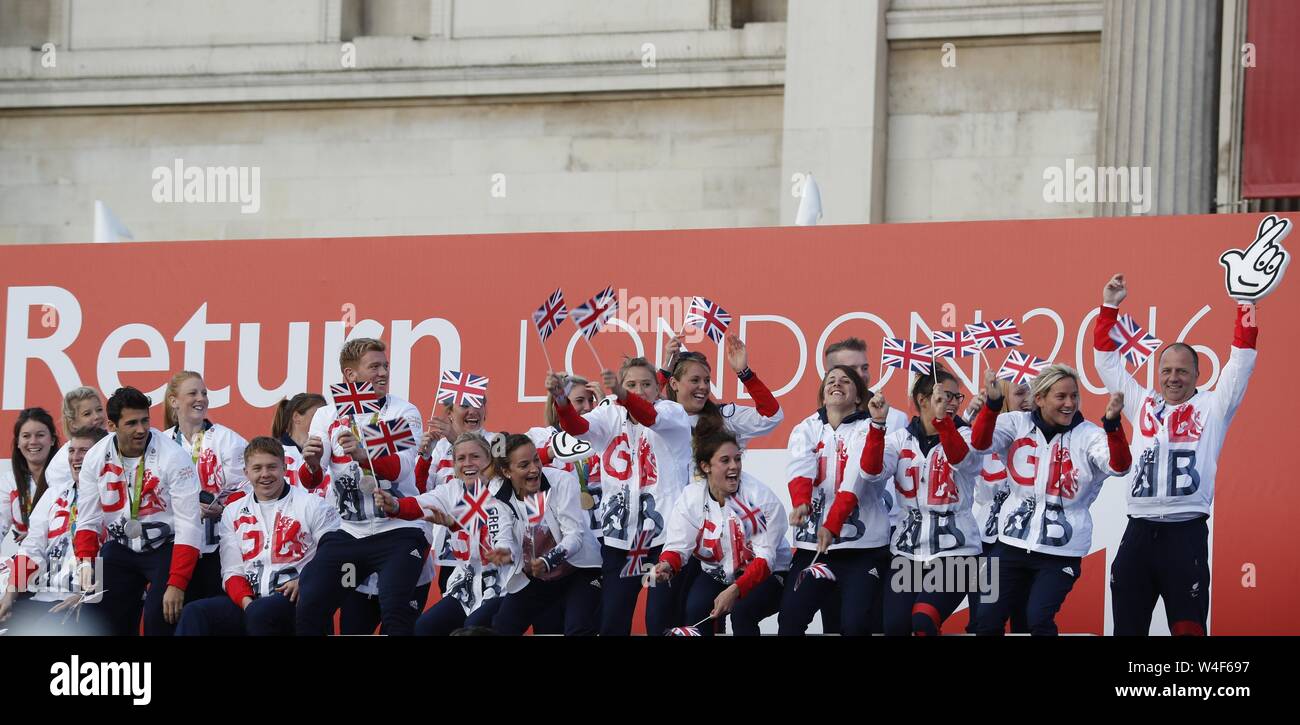 (190723) - Peking, 23. Juli 2019 (Xinhua) - britische Athleten winken und jubeln während der Olympischen Spiele und Paralympics Team GB Rio Siegesparade 2016 in Trafalgar Square in London, Großbritannien, Oktober 18, 2016. (Xinhua / Han Yan) Stockfoto