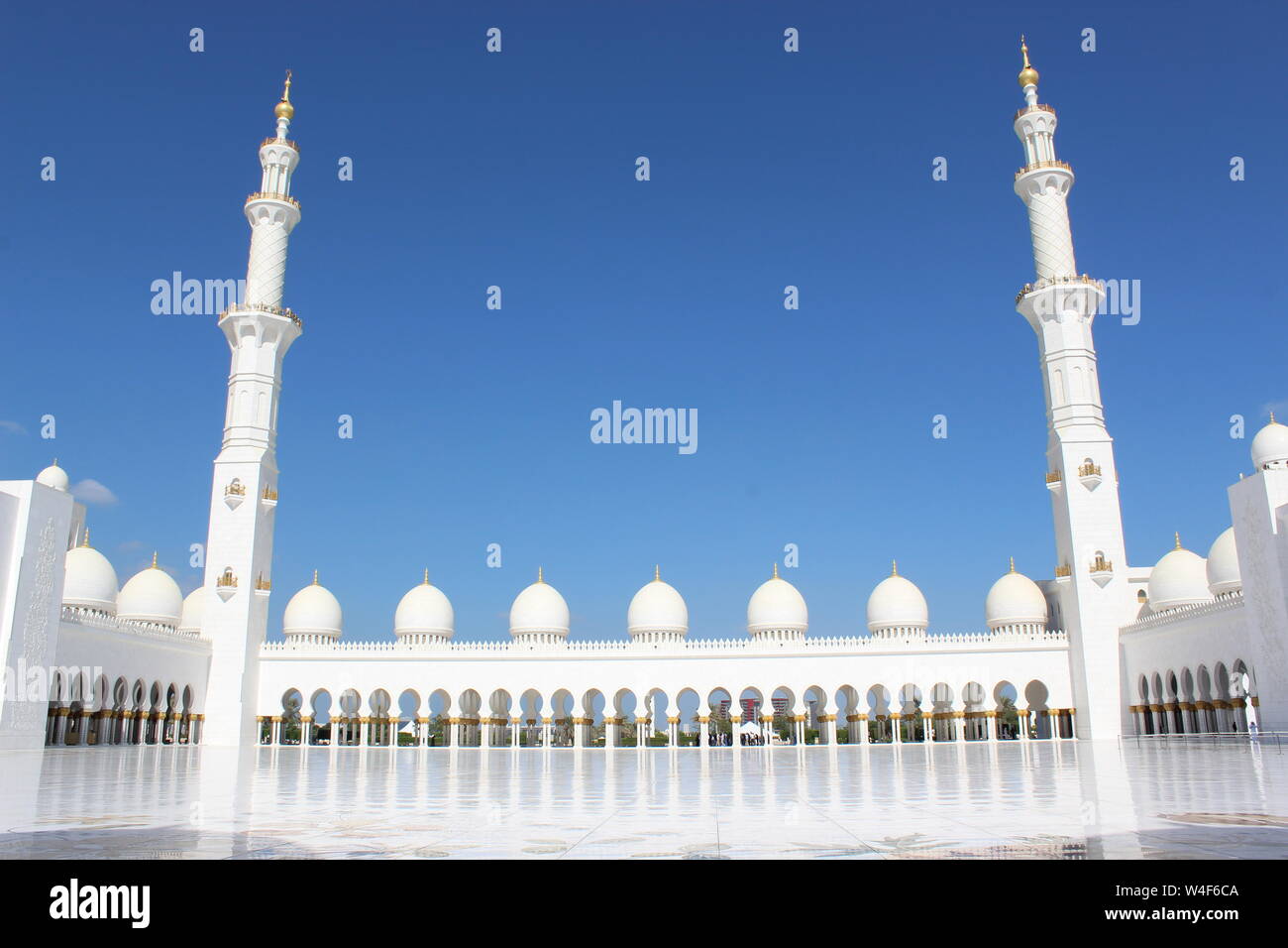 Minaretten und Kuppeln von Sheikh Zayed Grand Moschee, Abu Dhabi, VAE Stockfoto