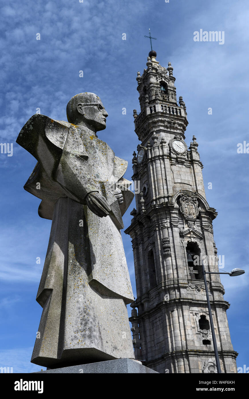 Statue von Dom Antonio Ferreira Gomes, Clerigos Turm; Porto, Portugal Stockfoto